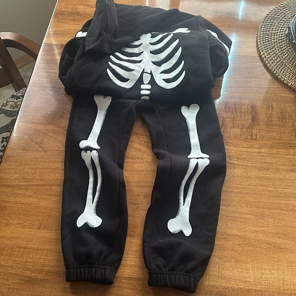 Skeleton hoody set, just in time for the littles to wear for Halloween season - Picture 2 of 2